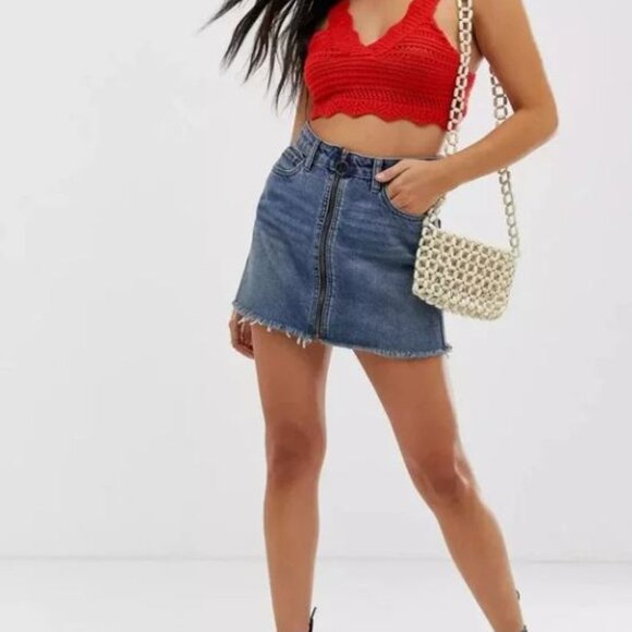 Free People We the Free Sz 26 2 EUC Zip It Up Denim Mini Skirt Raw Hem Med Wash - Picture 2 of 7